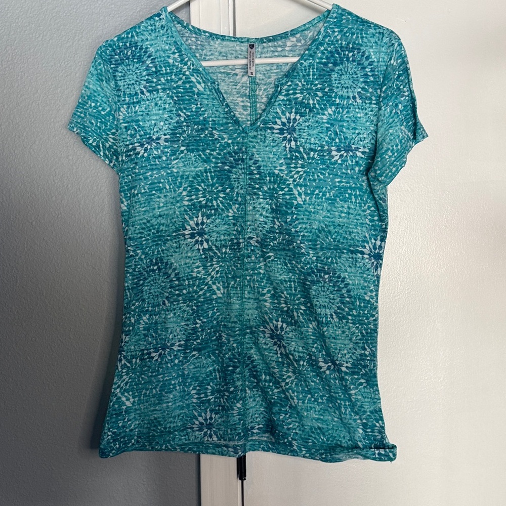 Kuhl women’s cap sleeve size small blue floral dandelion blouse T-shirt